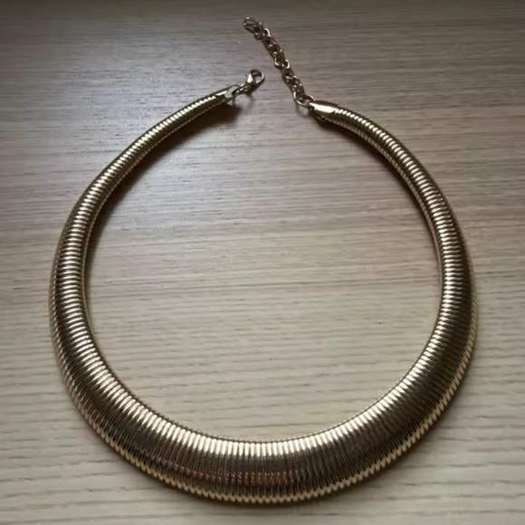 Vintage Gold Choker Collar Necklace – Sleek & Bold - Picture 4 of 8